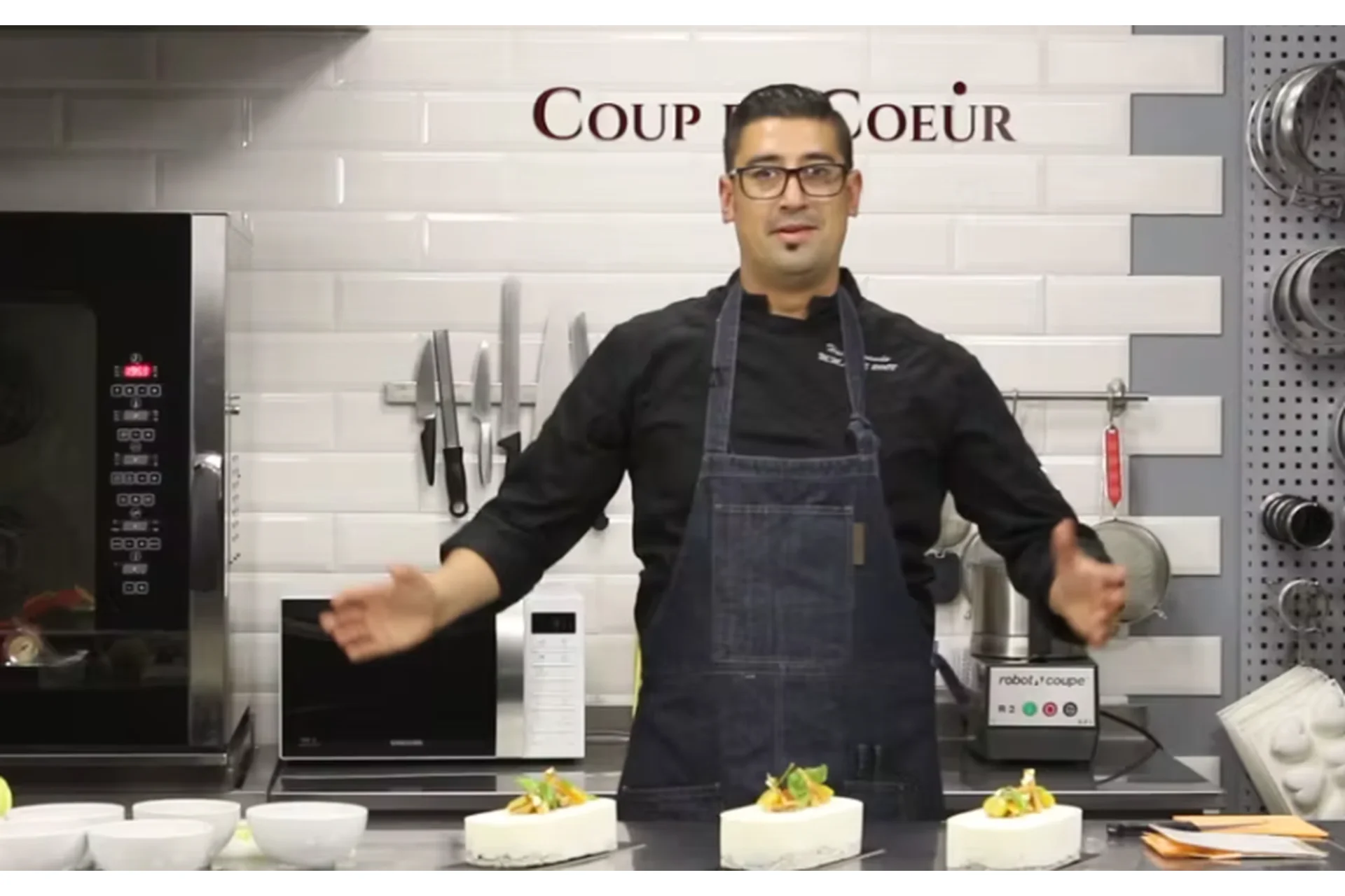 Чизкейк «4 сыра» с компоте из карамелизированных яблок, сладкой фокаччей и орехами (Ханс Овандо), фото 1 из 1.