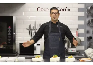 Чизкейк «4 сыра» с компоте из карамелизированных яблок, сладкой фокаччей и орехами (Ханс Овандо)