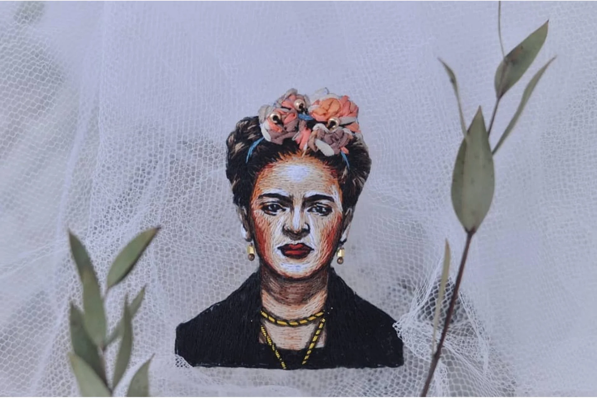 [Студия Твори]  Вышивка портретной броши «Фрида Кало» (Ксения Громова), фото 1 из 1.