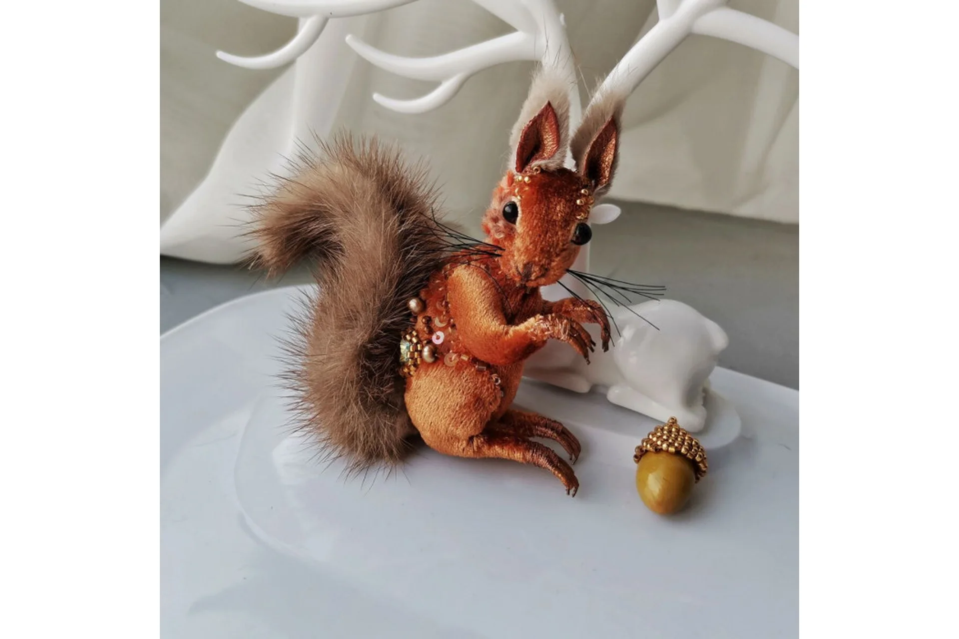 Каркасная 3D брошь Озорная белка + еловая шишка (Ангелина Пеях), фото 1 из 1.