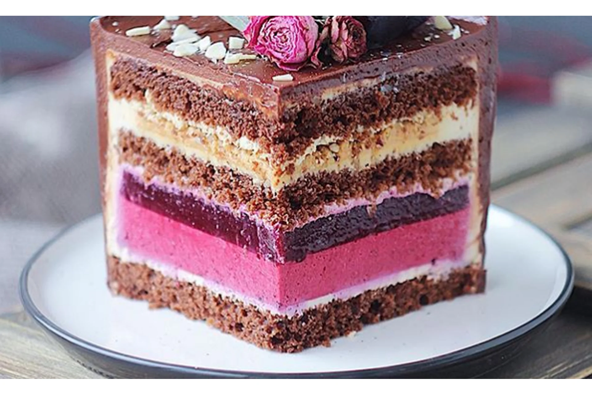 Чёрная смородина на шоколадном бисквите и апельсиновом соке с карамелью (Наталья Оленникова), фото 1 из 1.