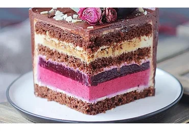 Чёрная смородина на шоколадном бисквите и апельсиновом соке с карамелью (Наталья Оленникова)