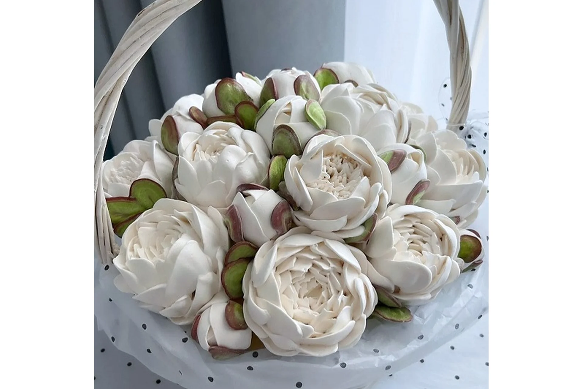 [buket_zefira_rnd] Корзина с белыми пионами из зефира (Анна Иванова), фото 1 из 1.