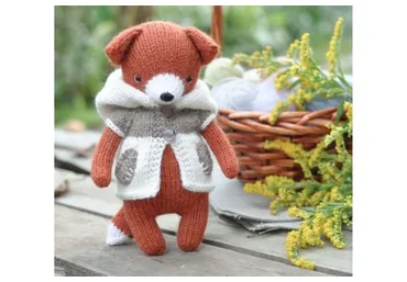 Вязаная игрушка лиса спицами с одеждой. Круговой метод (Екатерина Попова)