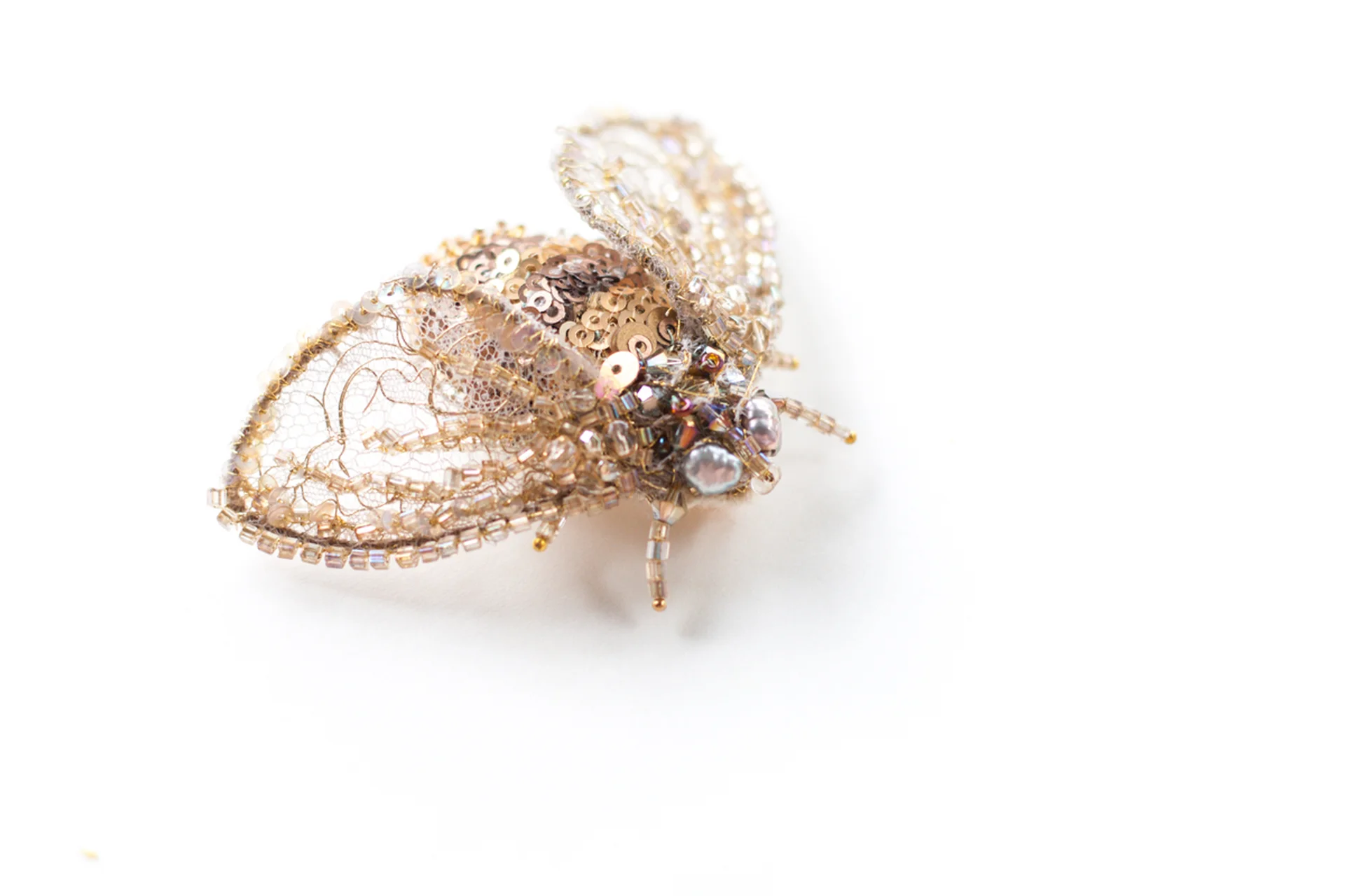 Брошка «Бланка»: мини-курс по объемной вышивке (Ева Андерс), фото 1 из 1.