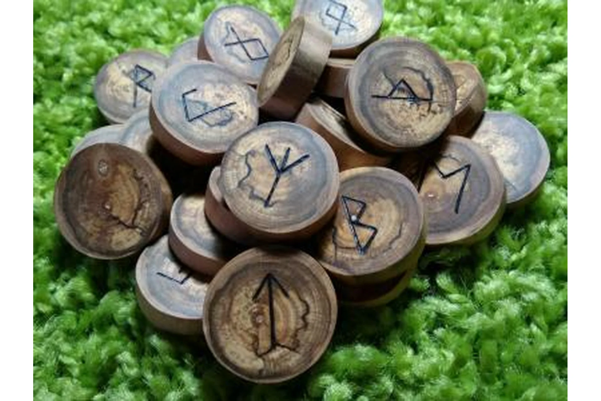 Весь Старший Футарк. 24 руны. 24 Мудры. 24 Гальдора. 24 Скальдических стиха (Харальд Юргенсон), фото 1 из 1.