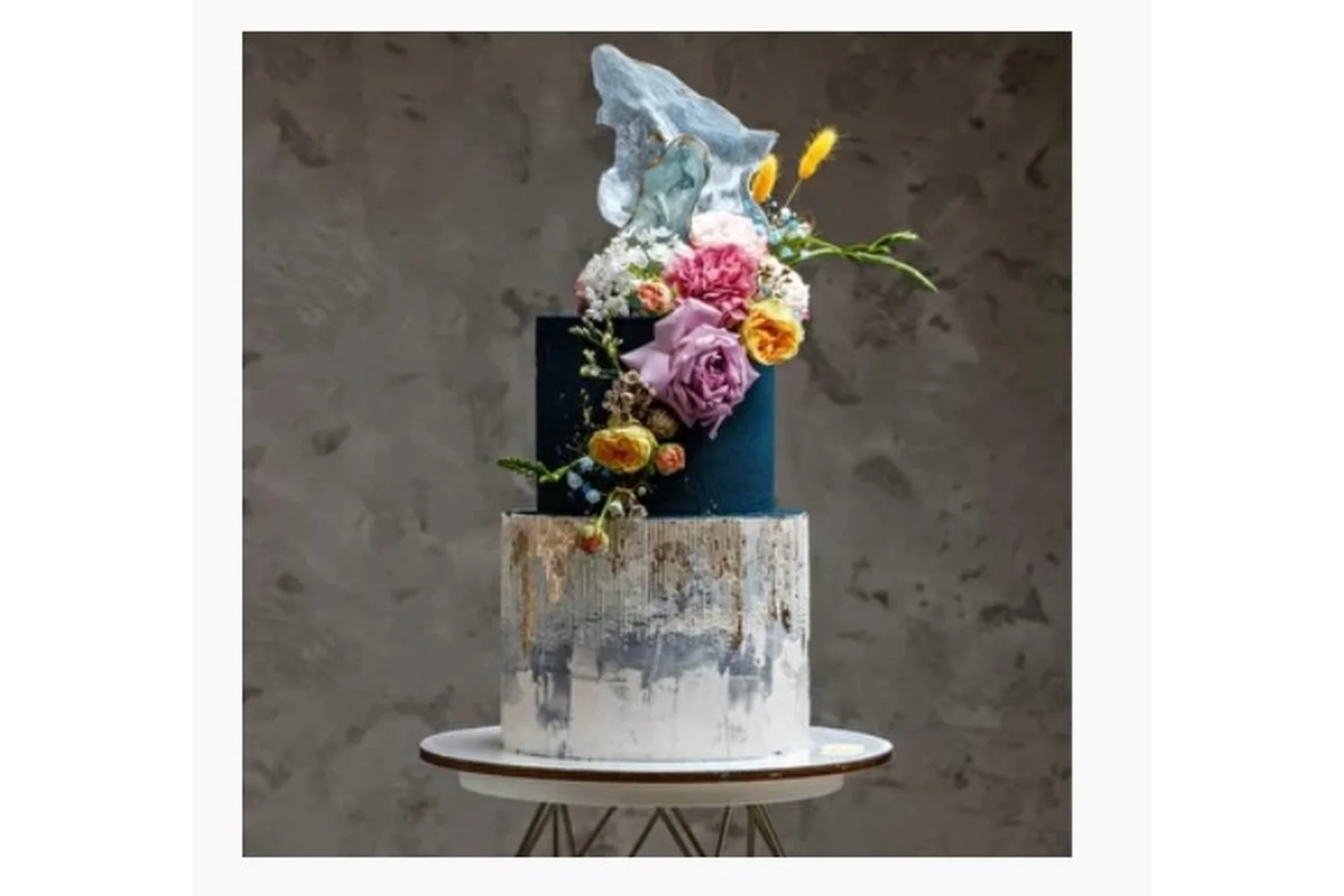 Двухъярусный торт с современным декором. Тариф «Все сам» (Инна Питерова), фото 1 из 1.