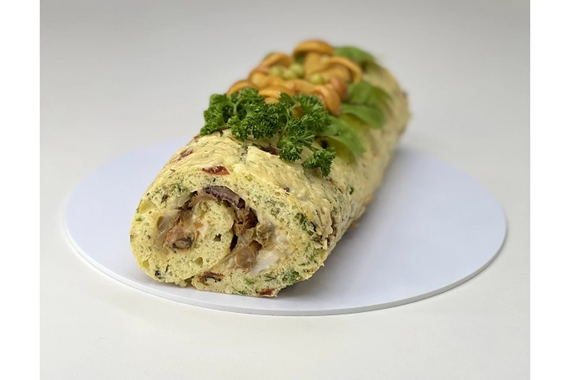 Рулет с зеленью и томатами, грибной жульен со сметанкой и морепродуктами (Мария Манахова), фото 1 из 1.