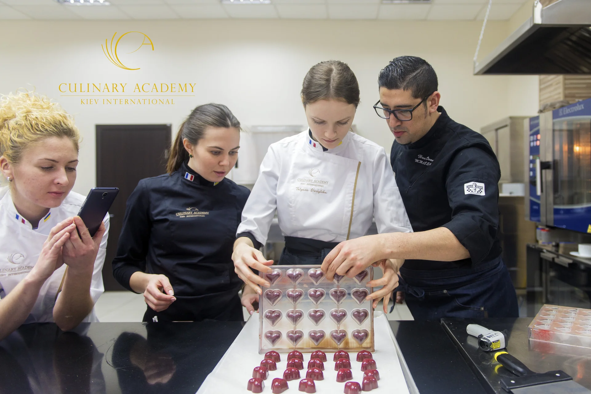 [KICA] Шоколад и Конфеты. Запись 3 дневного курса (Ханс Овандо), фото 1 из 1.