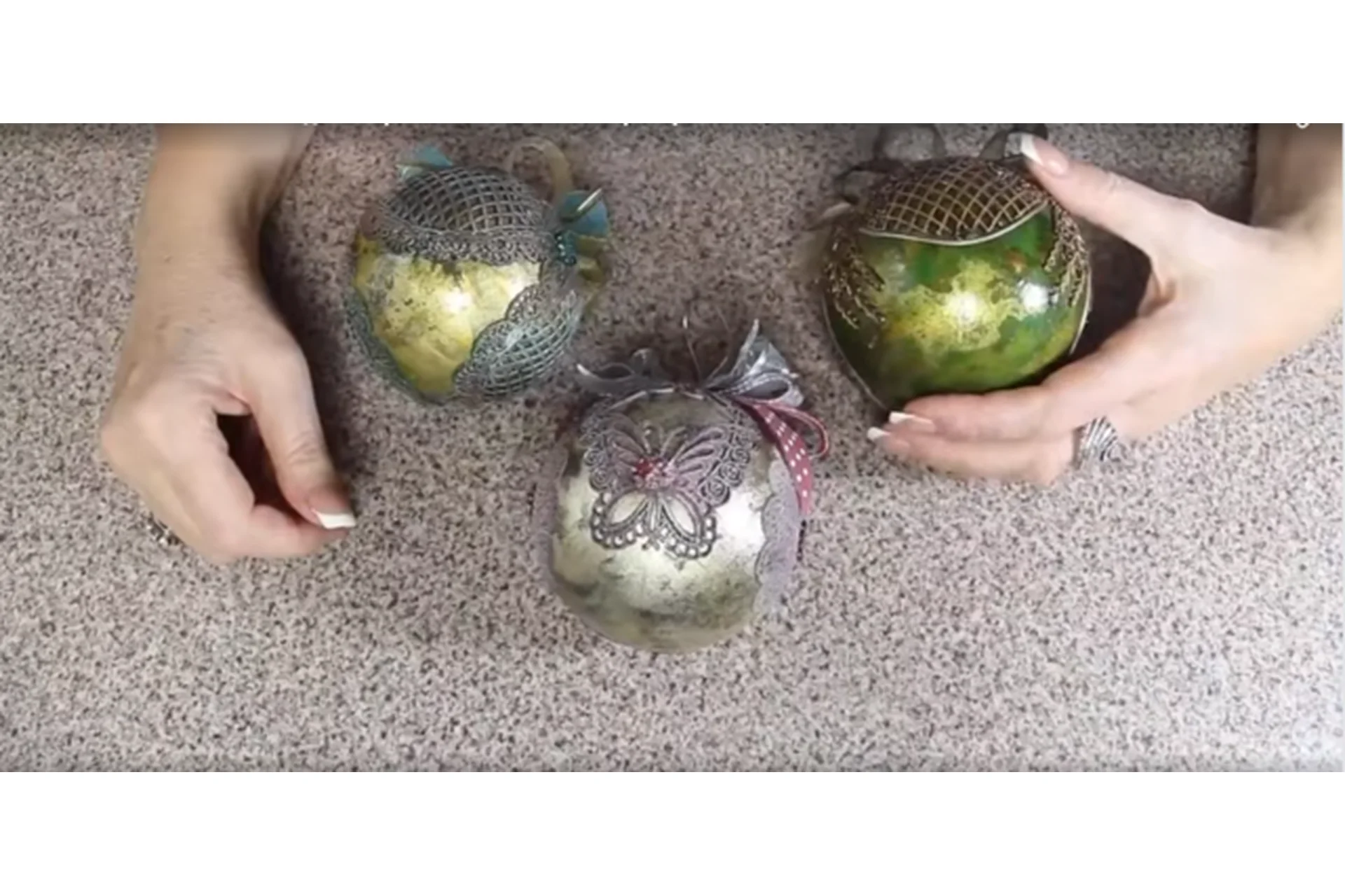 Новогодние шары: «Белое кружево» и «Винтажный металл» (Наталья Большакова), фото 1 из 1.