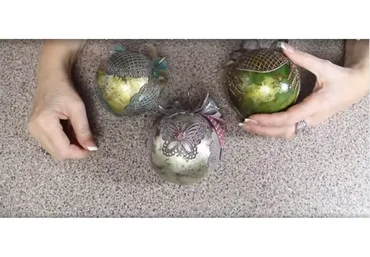 Новогодние шары: «Белое кружево» и «Винтажный металл» (Наталья Большакова)