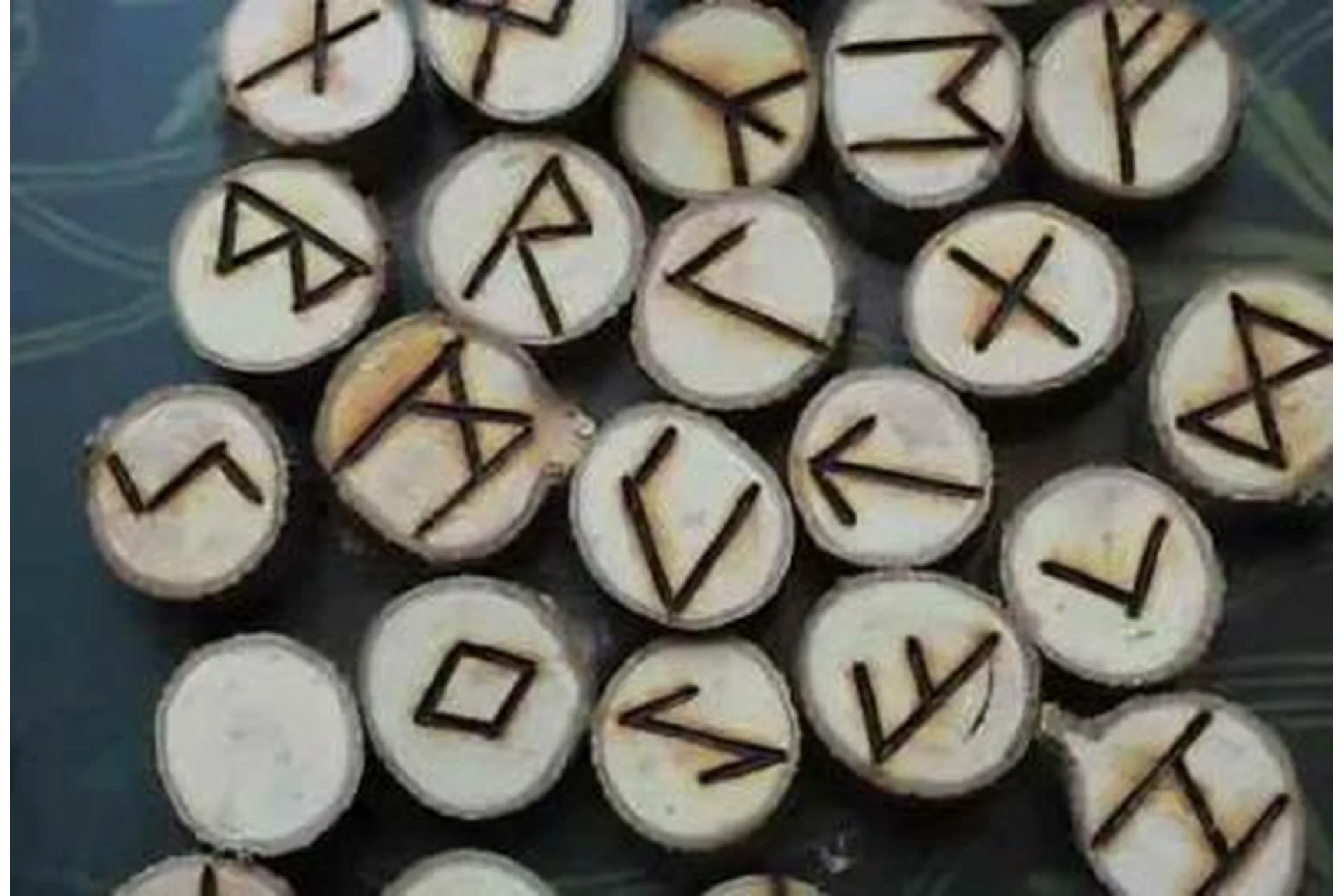 Основы славянских рун (Алексей Верес), фото 1 из 1.