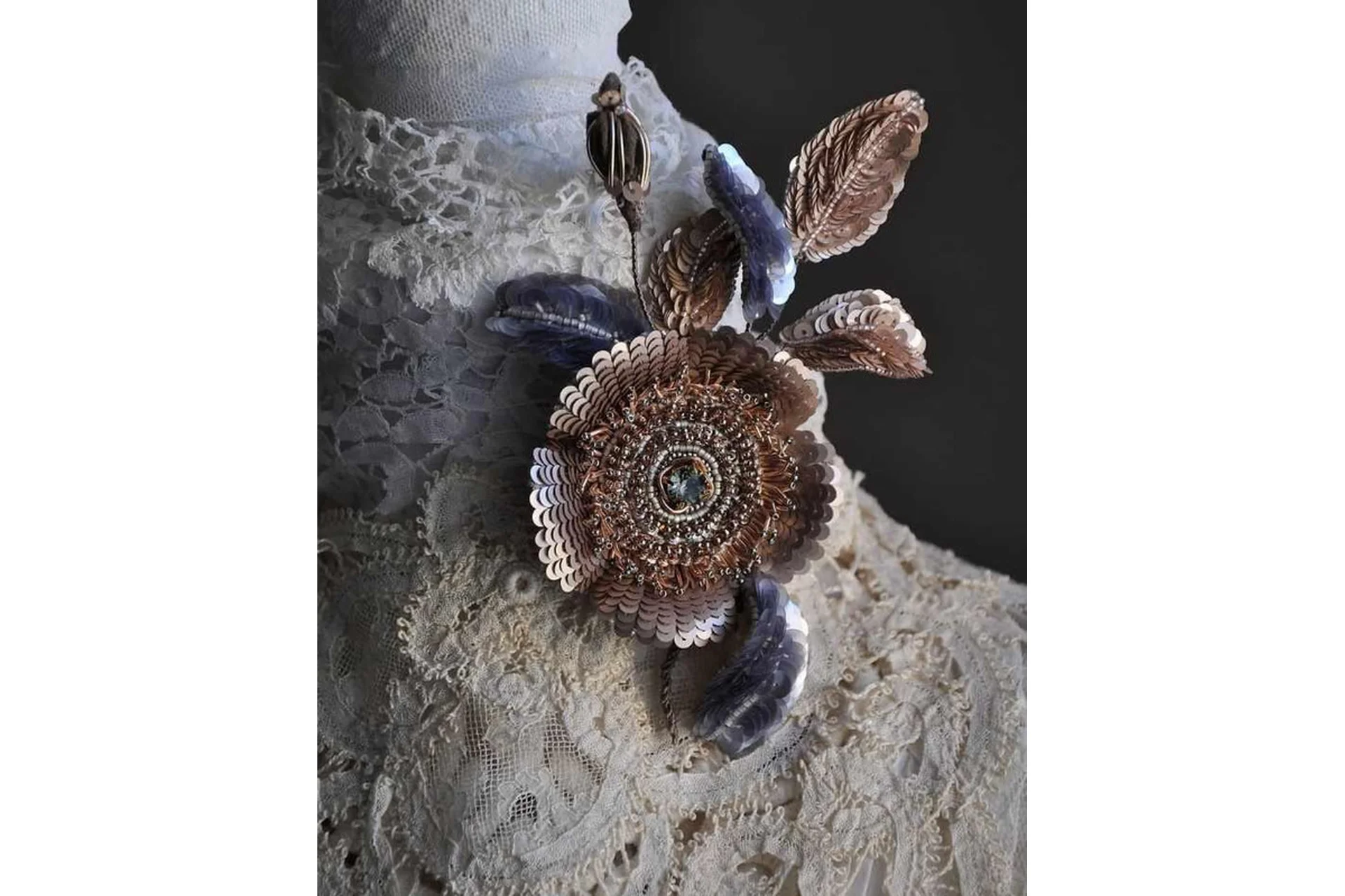 Брошь с каркасными элементами (Katrina Mayzengelter), фото 1 из 1.