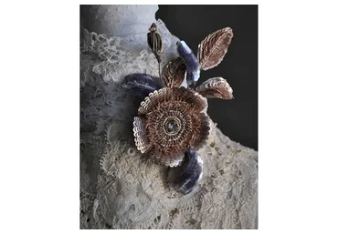 Брошь с каркасными элементами (Katrina Mayzengelter)