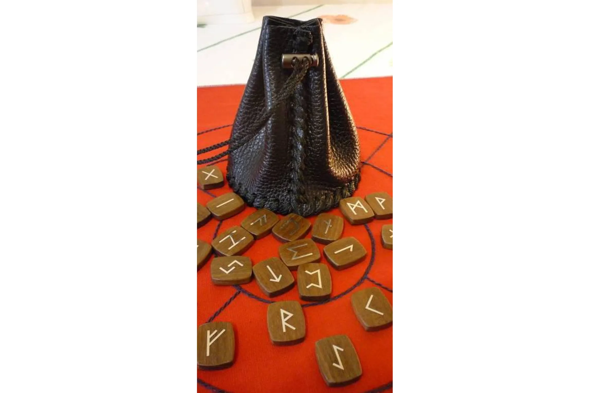 Руническая мантика (Велимира), фото 1 из 1.