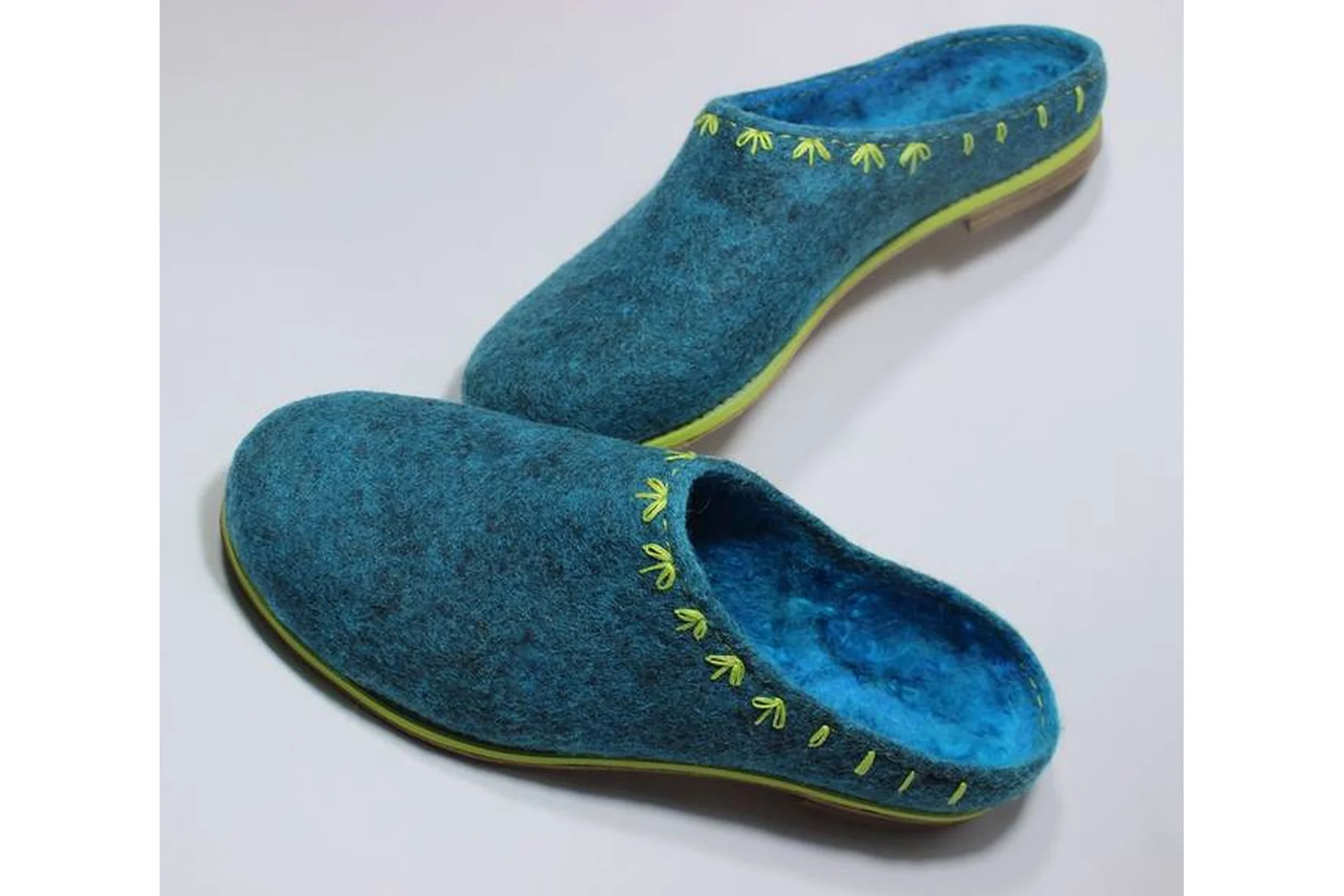 Тапочки в технике тонкого обувного войлока с нерезаным краем (Инна Олейник), фото 1 из 1.