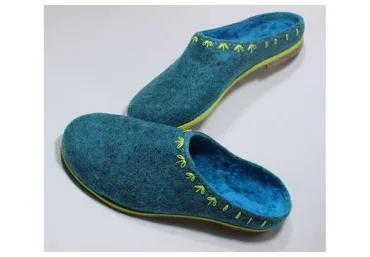 Тапочки в технике тонкого обувного войлока с нерезаным краем (Инна Олейник)