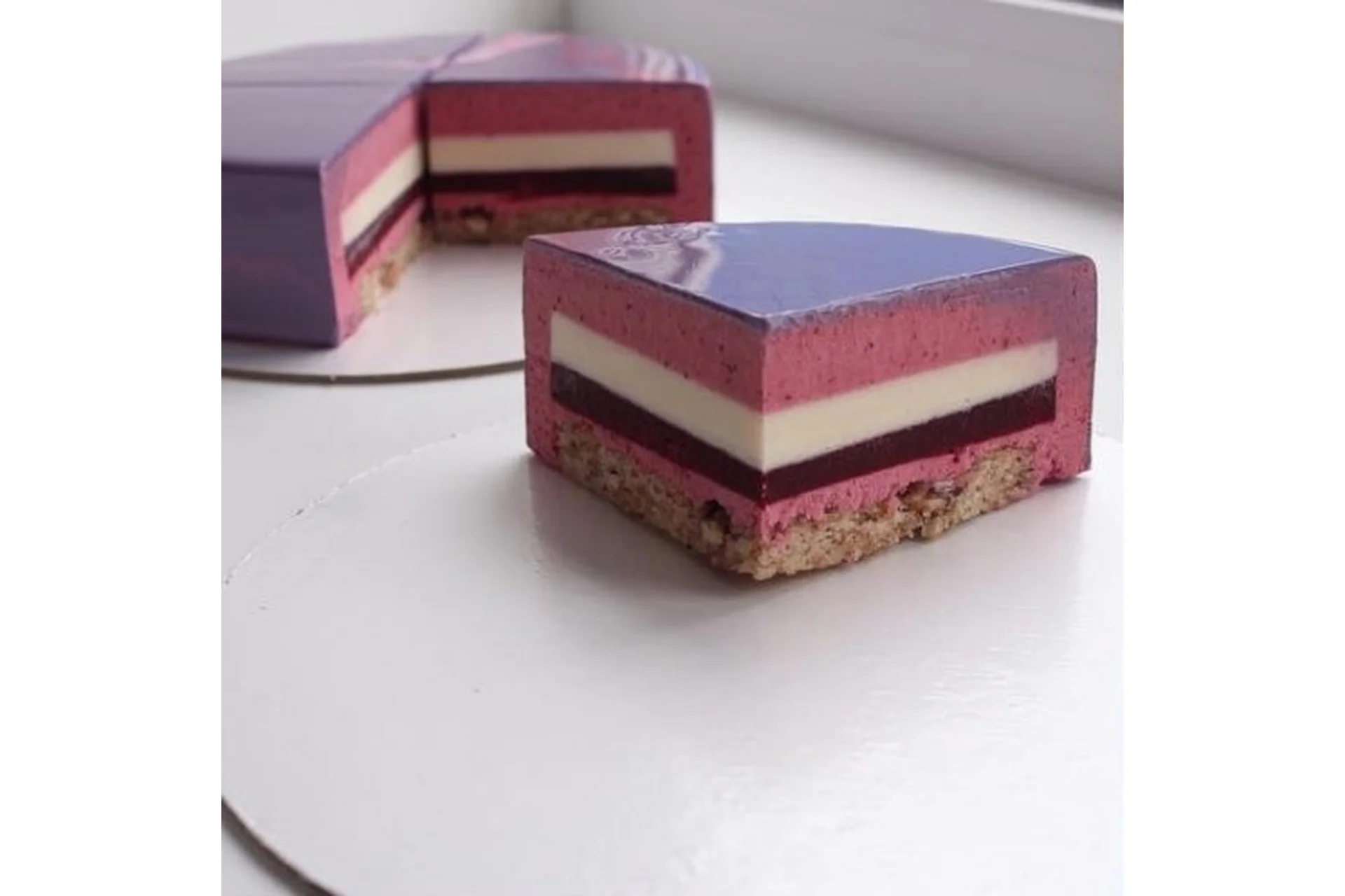 [Sweetburg] Муссовый торт «Брусника-бубльгум-грецкий орех» (Екатерина Климчева), фото 1 из 1.