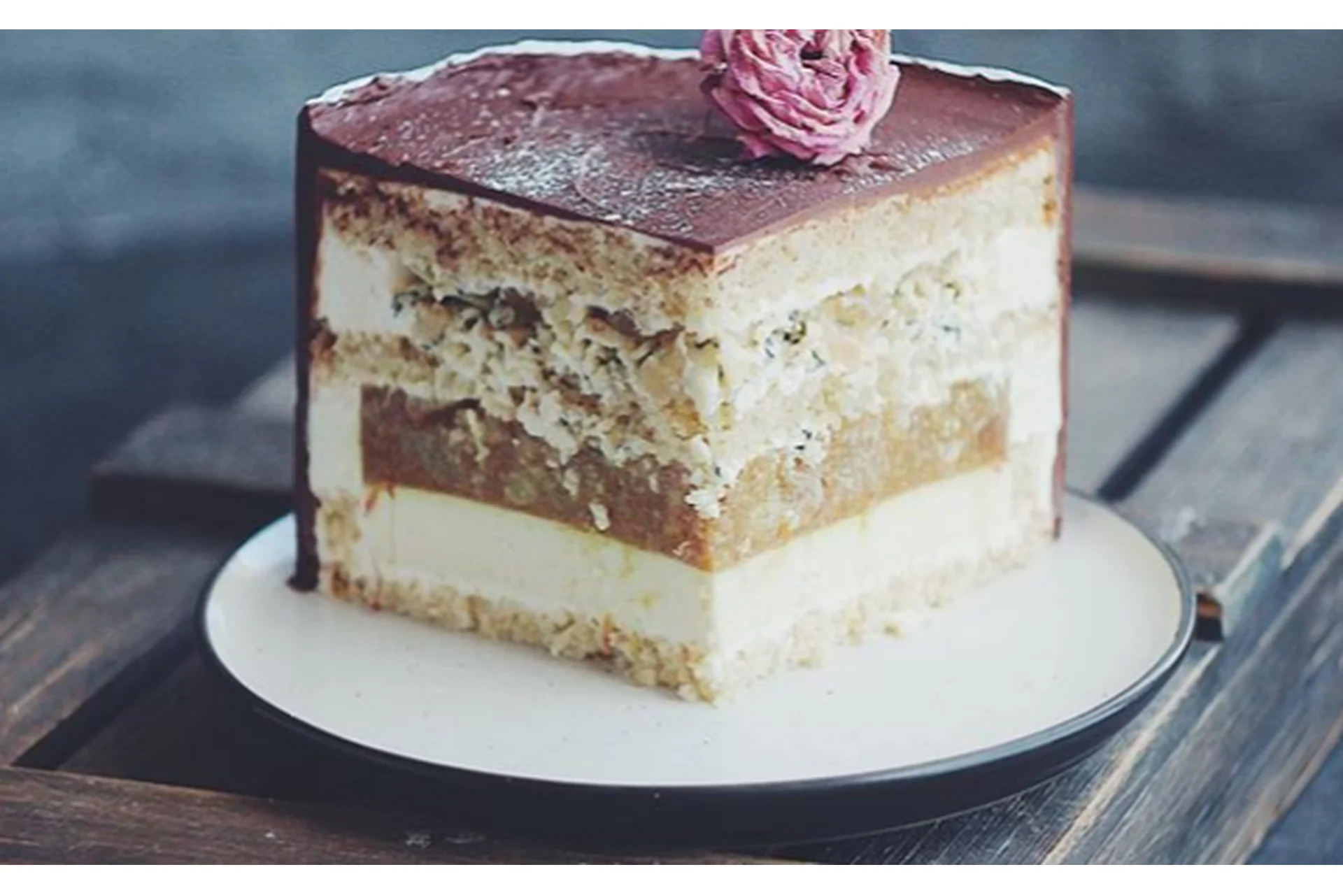 Груша-голубой сыр на ореховом бисквите (Наталья Оленникова), фото 1 из 1.