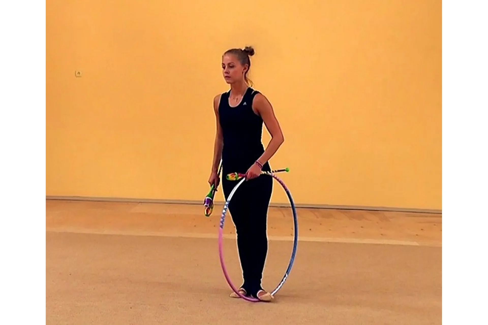 Урок 16. Комплекс упражнений с обручем для укрепления кисти (Екатерина Пирожкова), фото 1 из 1.