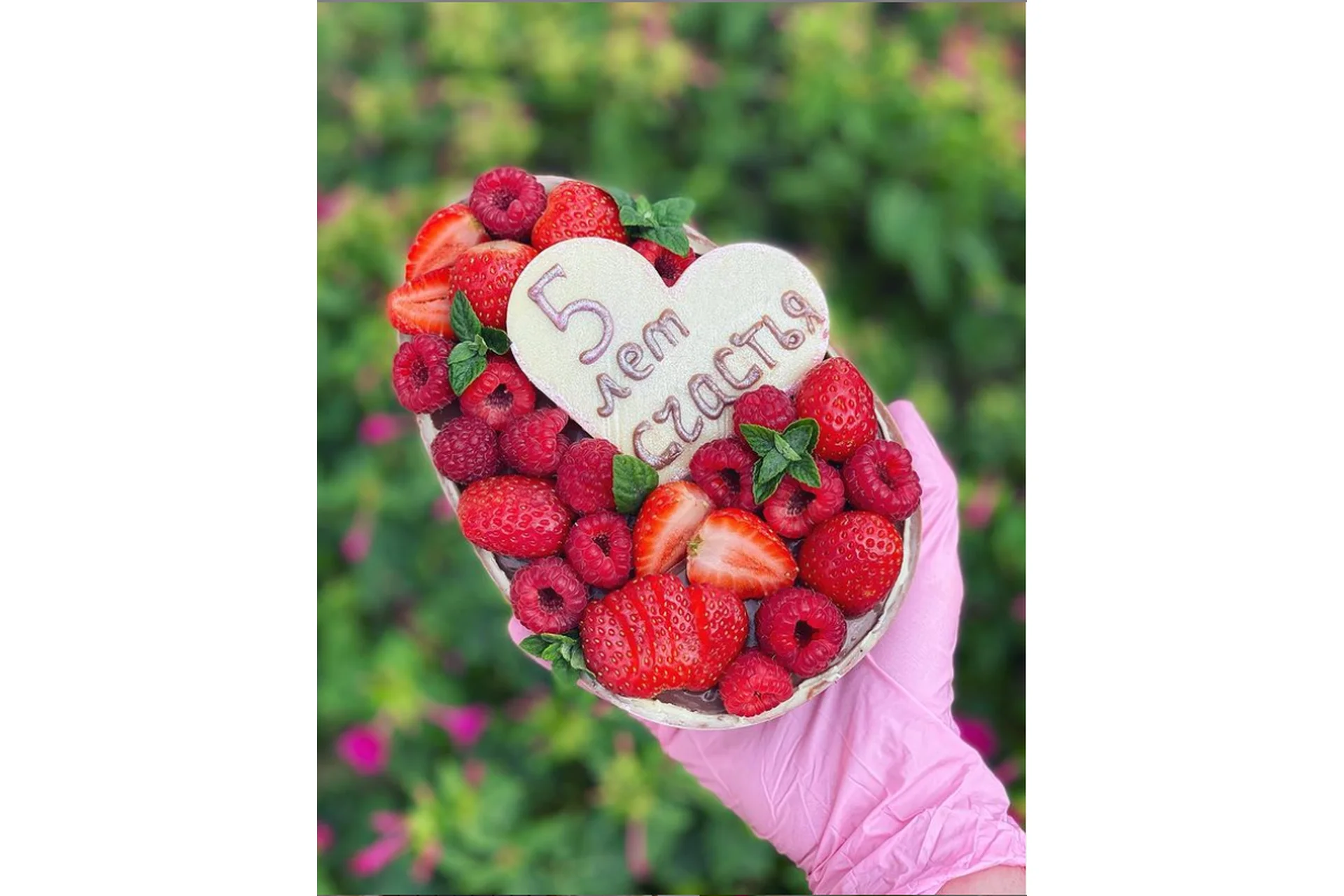 Шоколадное яйцо с начинкой «Медовик с кремом на топленой сметанке» (Камилла Хасмамедова), фото 1 из 1.