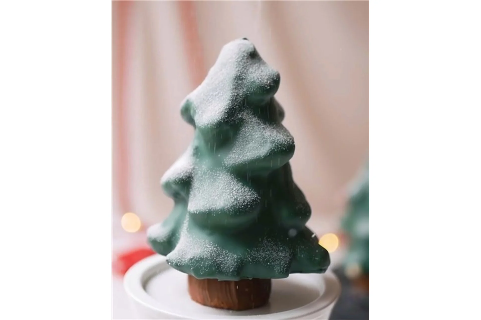 [Студия «Мусс»] Пирожное «Медовик» внутри муссовой ёлочки (Виктория Углева), фото 1 из 1.