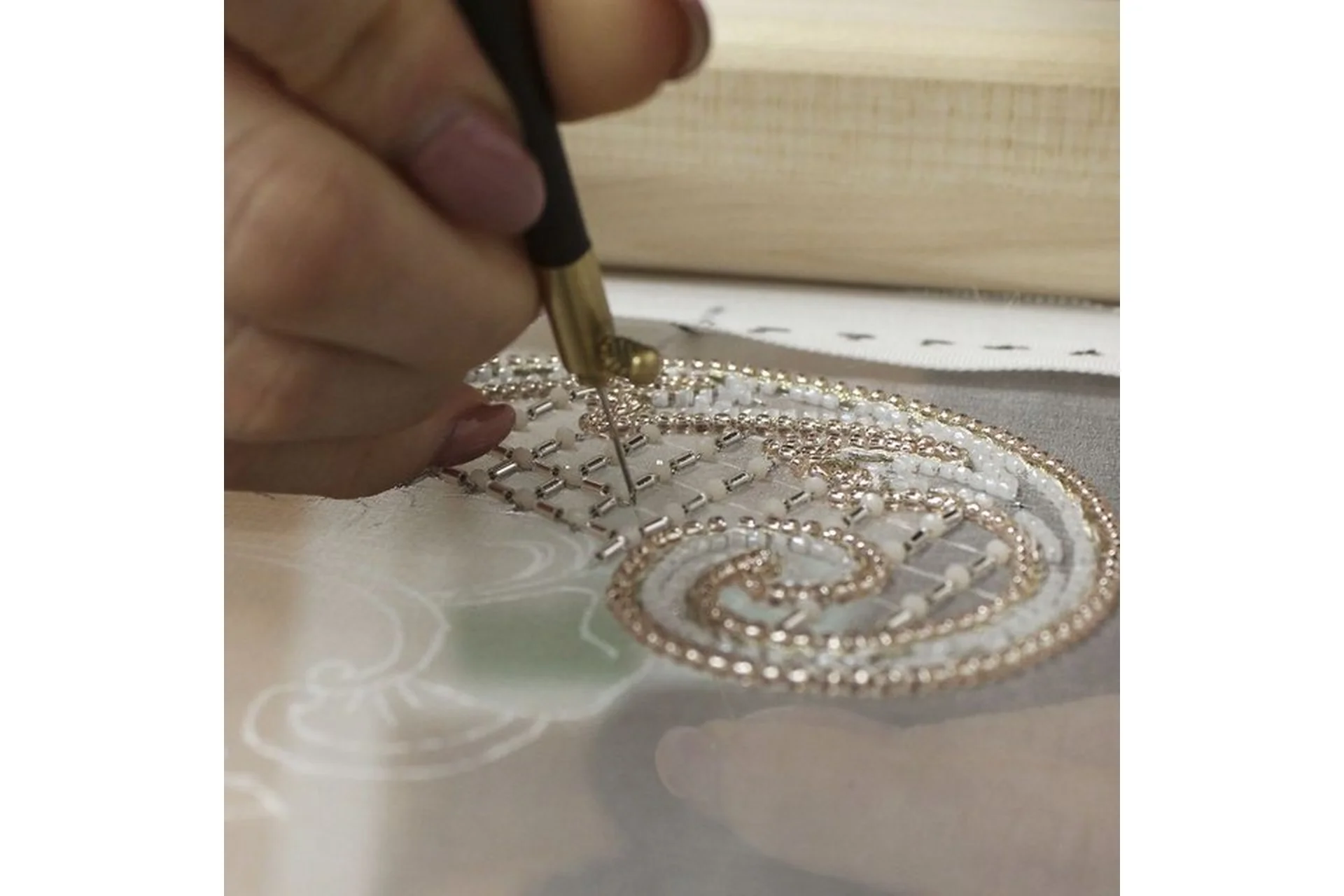 Люневильская вышивка. Базовые техники (Ирена Гаша), фото 1 из 1.