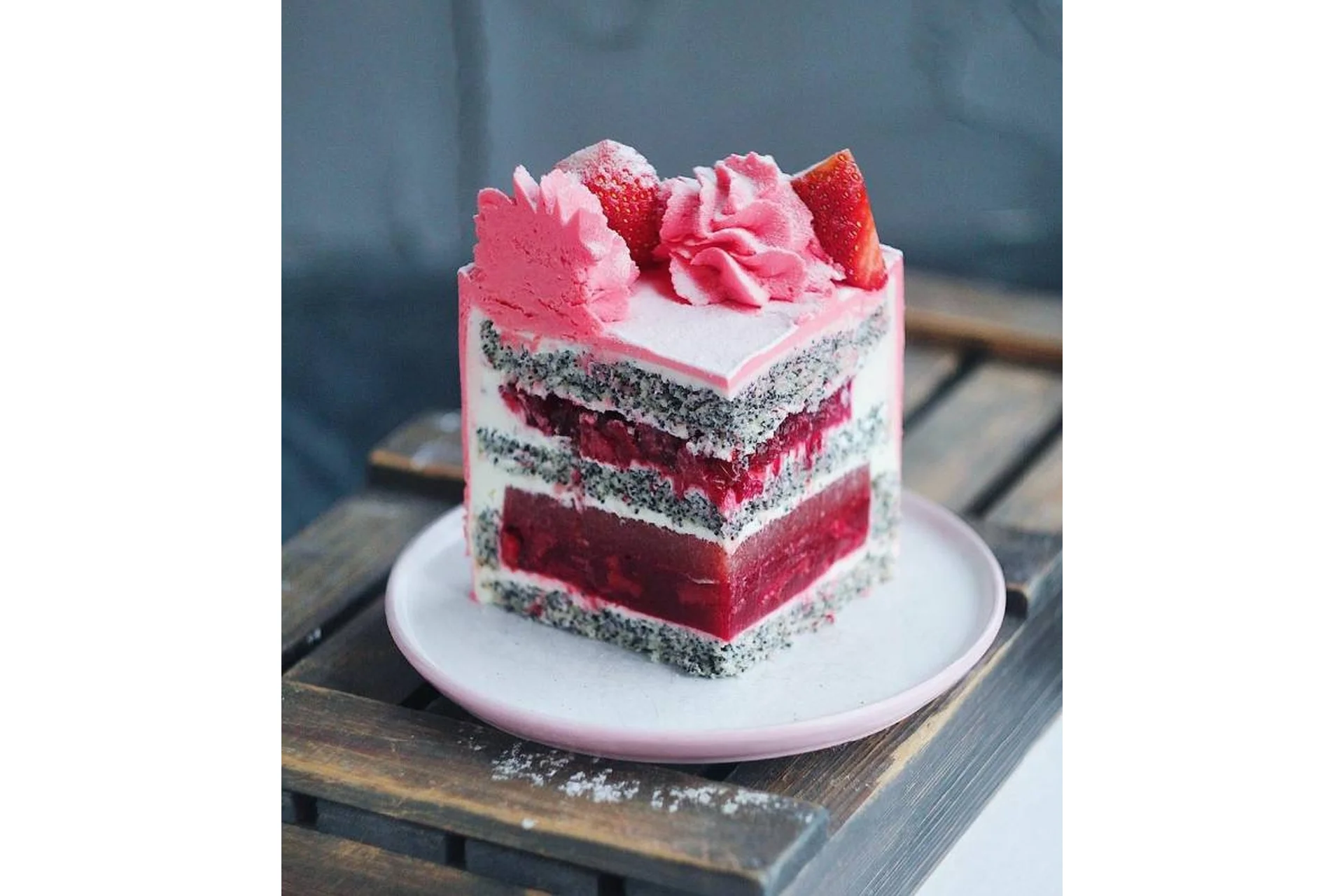 Торт Маковый с начинкой-сэндвич из земляники/клубники и ревеня (imbir_gvozdika), фото 1 из 1.