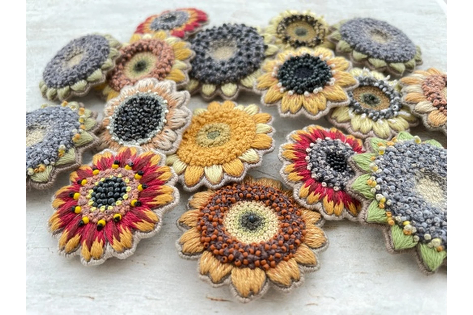 [raznotravye] PDF курс по вышивке брошей Подсолнухи (Юлия Тарасенкова), фото 1 из 1.