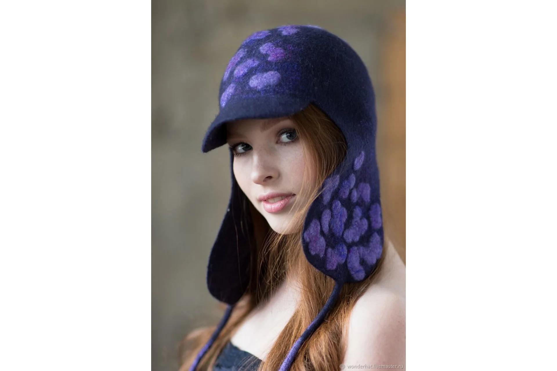 Шапка-ушанка с козырьком и объемным декором (Екатерина Ветрова), фото 1 из 1.