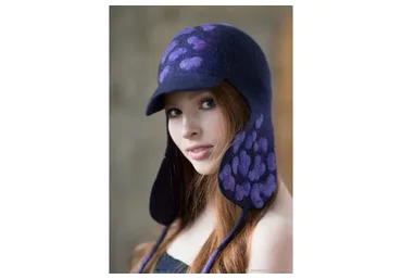 Шапка-ушанка с козырьком и объемным декором (Екатерина Ветрова)