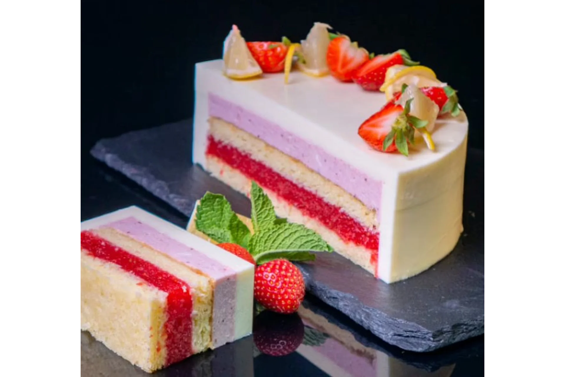 [Pastry School] Муссово-бисквитный торт «Клубничный лимонад» (Елена Крохмаль), фото 1 из 1.