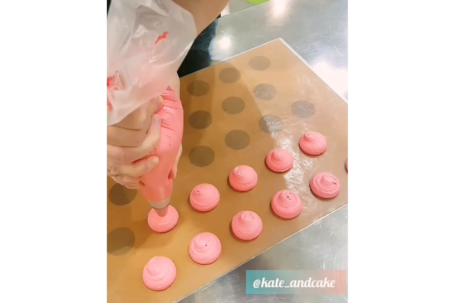 Рецепт по крышечкам для макарон и 4 начинок на взбитом ганаше (kate_andcake), фото 1 из 1.