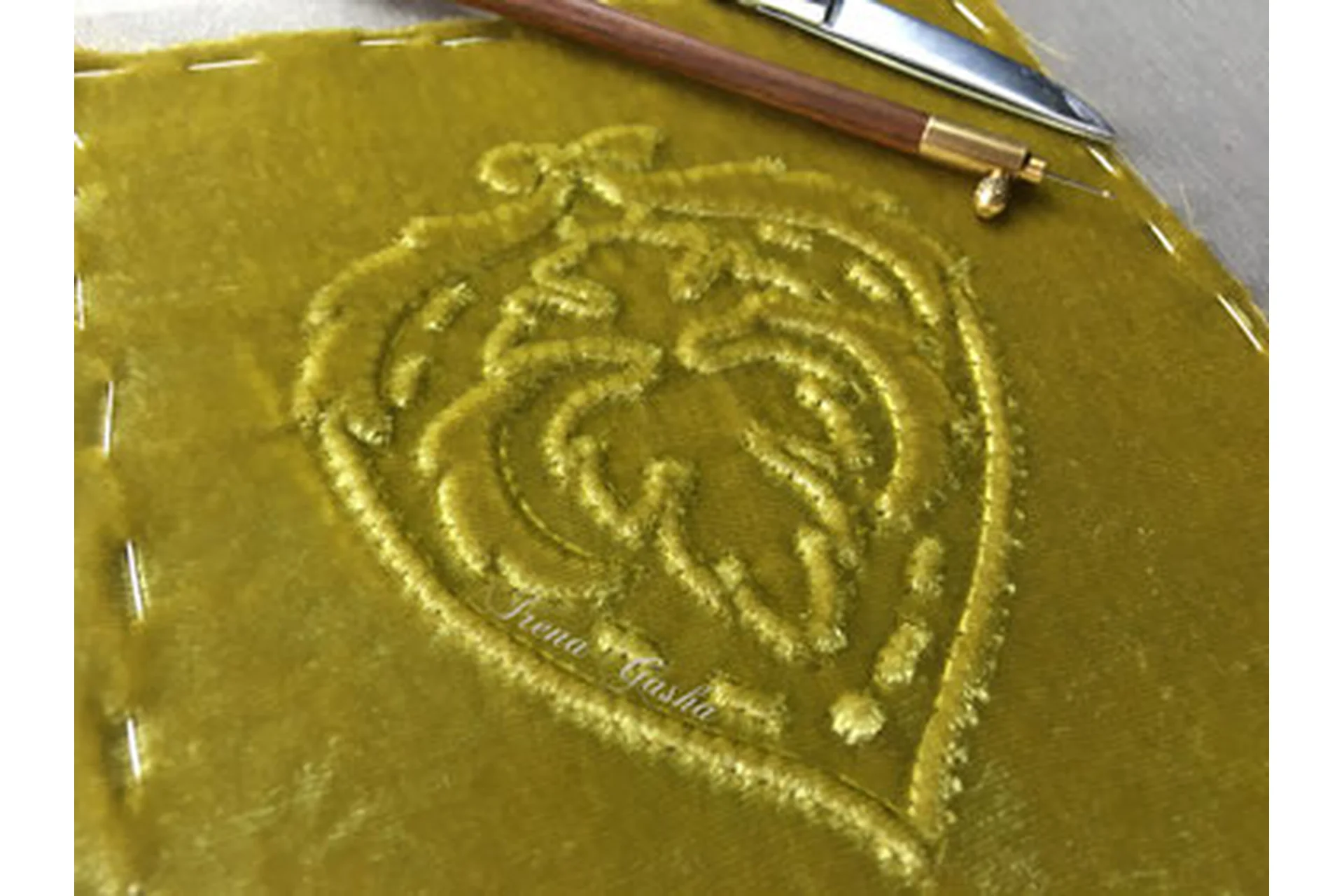 Вышивка рельефных узоров на бархате (Ирена Гаша), фото 1 из 1.