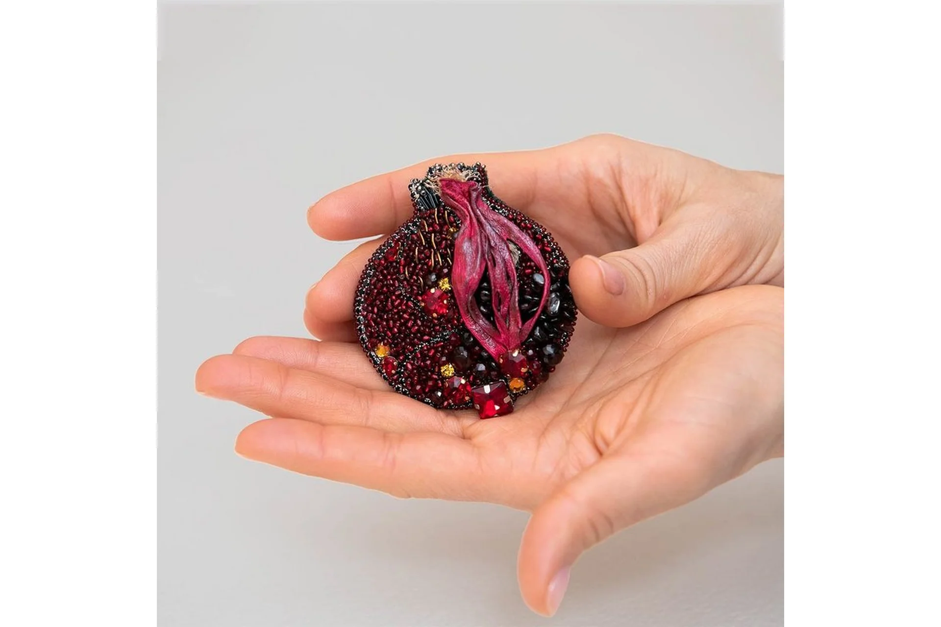 Брошь-гранат «Джотто» (Полина Кузнецова), фото 1 из 1.