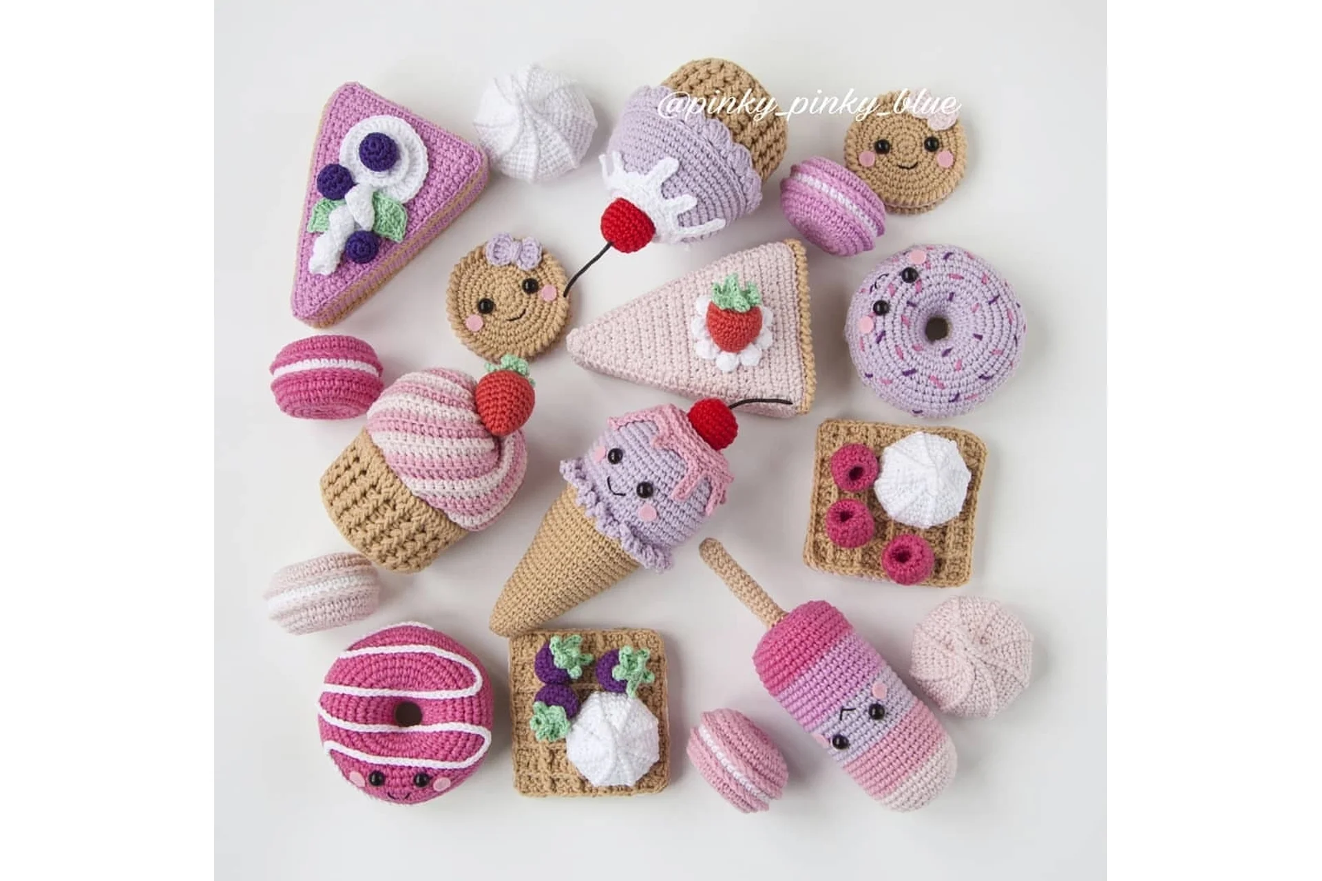 [Pinky Pinky Blue] Набор вязаных Сладостей + «Китти» (Надежда Хегай), фото 1 из 1.