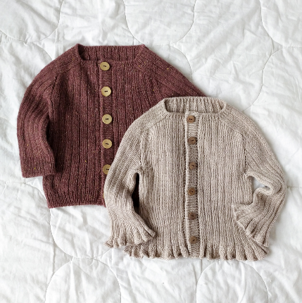 Описание 2 в 1 Кардиган в рубчик + Кардиган в рубчик с оборкой (Наталья Гизамова) @mimi.knitting, фото 1 из 1.