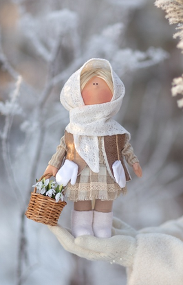 Куколка с подснежниками по сказке 12 МЕСЯЦЕВ (Наталья Гаязова)