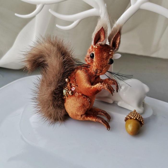 [peyakh-school] Брошь 3D Озорная белка (Ангелина Пеях)