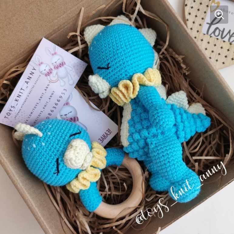 [Toys_knit_anny] Тактильный малыш Дино и погремушка (Анна Борисова)