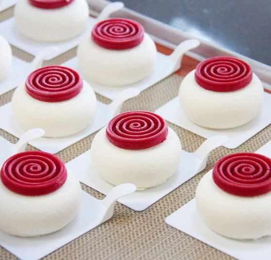 Рецепт пирожных Малиновый йогурт (Вера Никандрова)