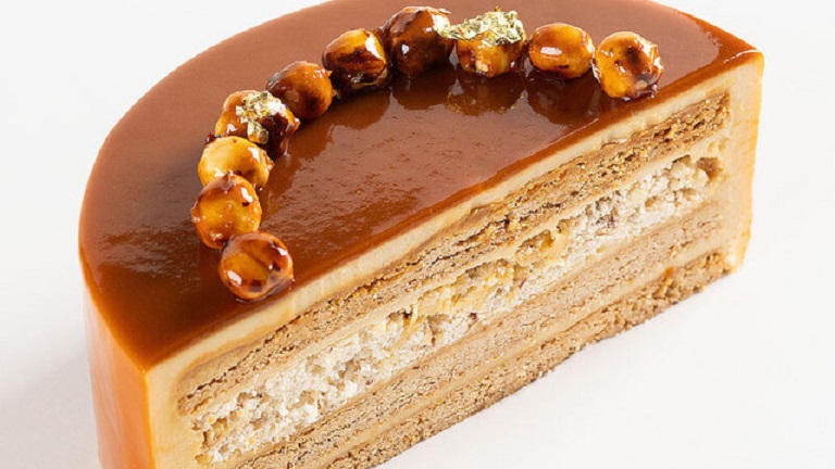 Песочный торт с ореховым безе и карамельным кремом (Вера Никандрова)