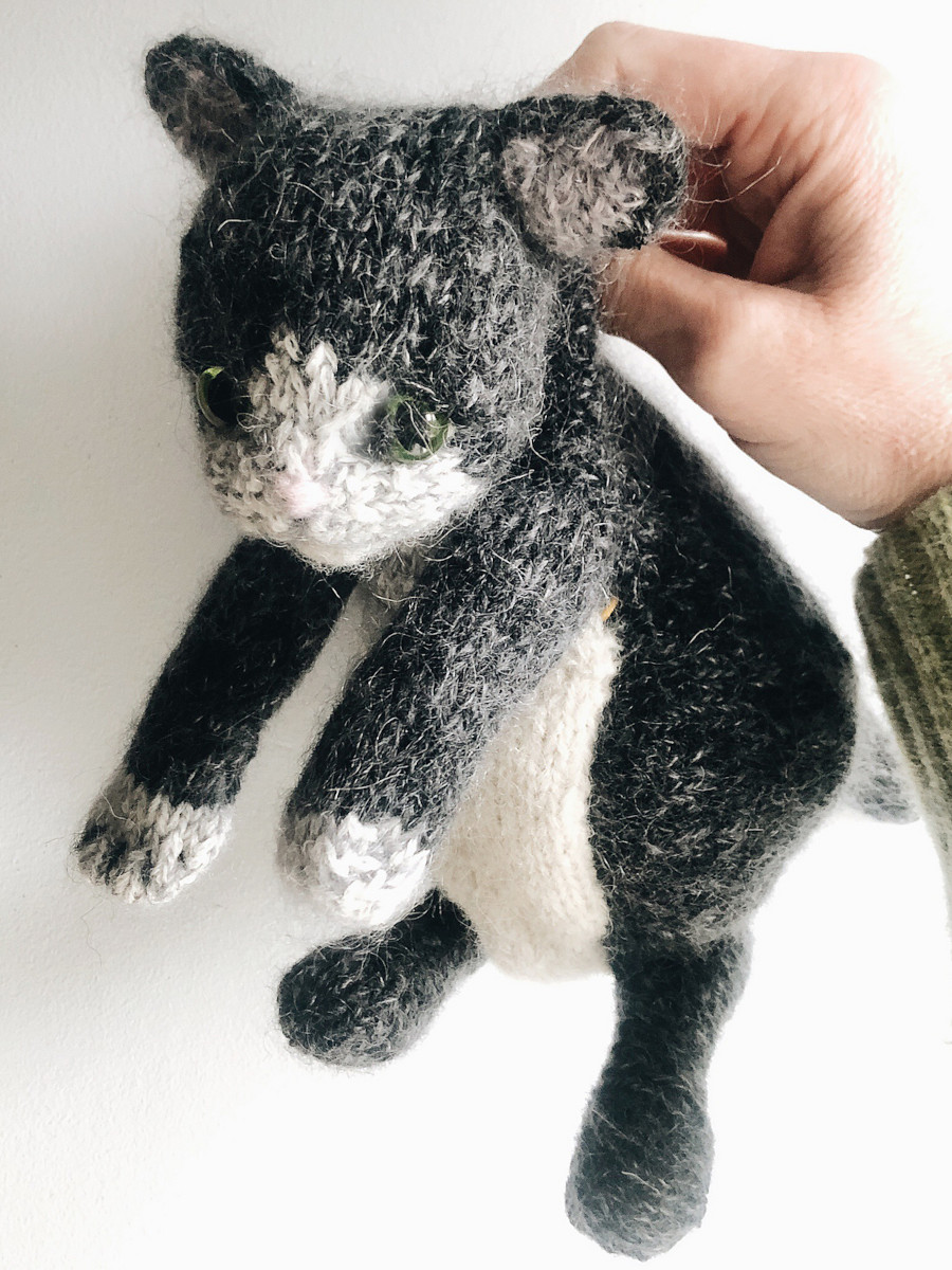 [Вяжи.ру] Сидящий котёнок спицами Sitting Kitten (Claire Garland), фото 1 из 1.