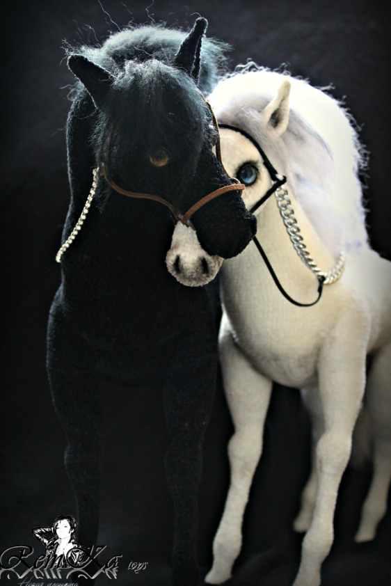 [Игрушка] Онлайн мастер-класс "Инь-Янь" белый конь и черная лошадка. (Ксения Ремнева), фото 1 из 1.
