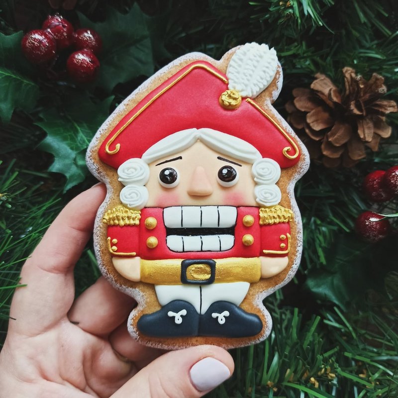 [family_desserts]  Щелкунчик. Мастер класс по росписи пряника (Евгения Локтева)