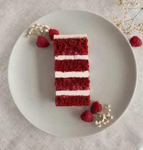 Торт "Клубничный бархат" (yanni.bakery)