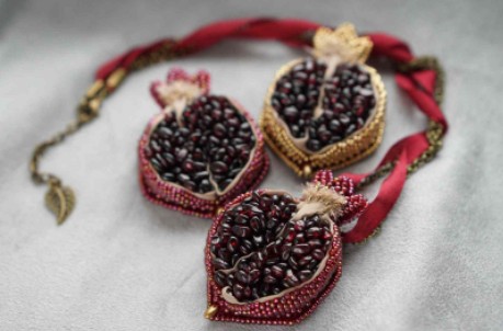 Вышивка бисером. Гранатовая брошь (Валентина Григорьева)