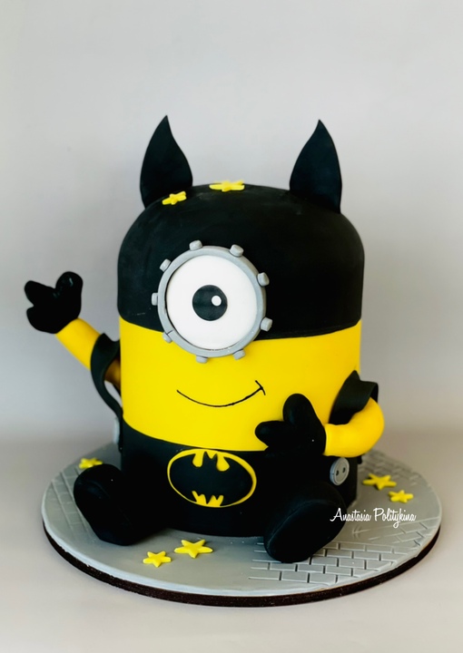 Торт сложной конструкции Бэтман - миньон (Анастасия Политыкина)