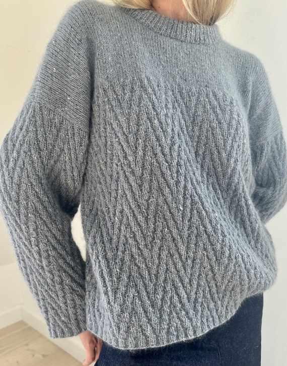 [Вяжи.ру] Бесшовный стильный свитер-оверсайз, вязаный спицами сверху вниз