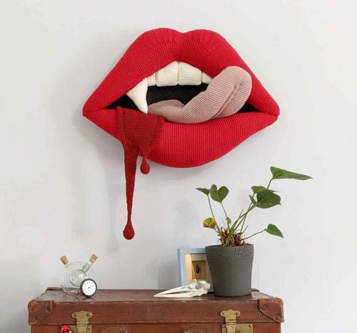 [Cottontail and Whiskers] Настенный декор Поцелуй вампира (Bea King)